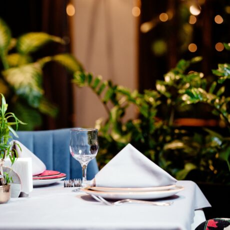 restaurant-table-with-plate